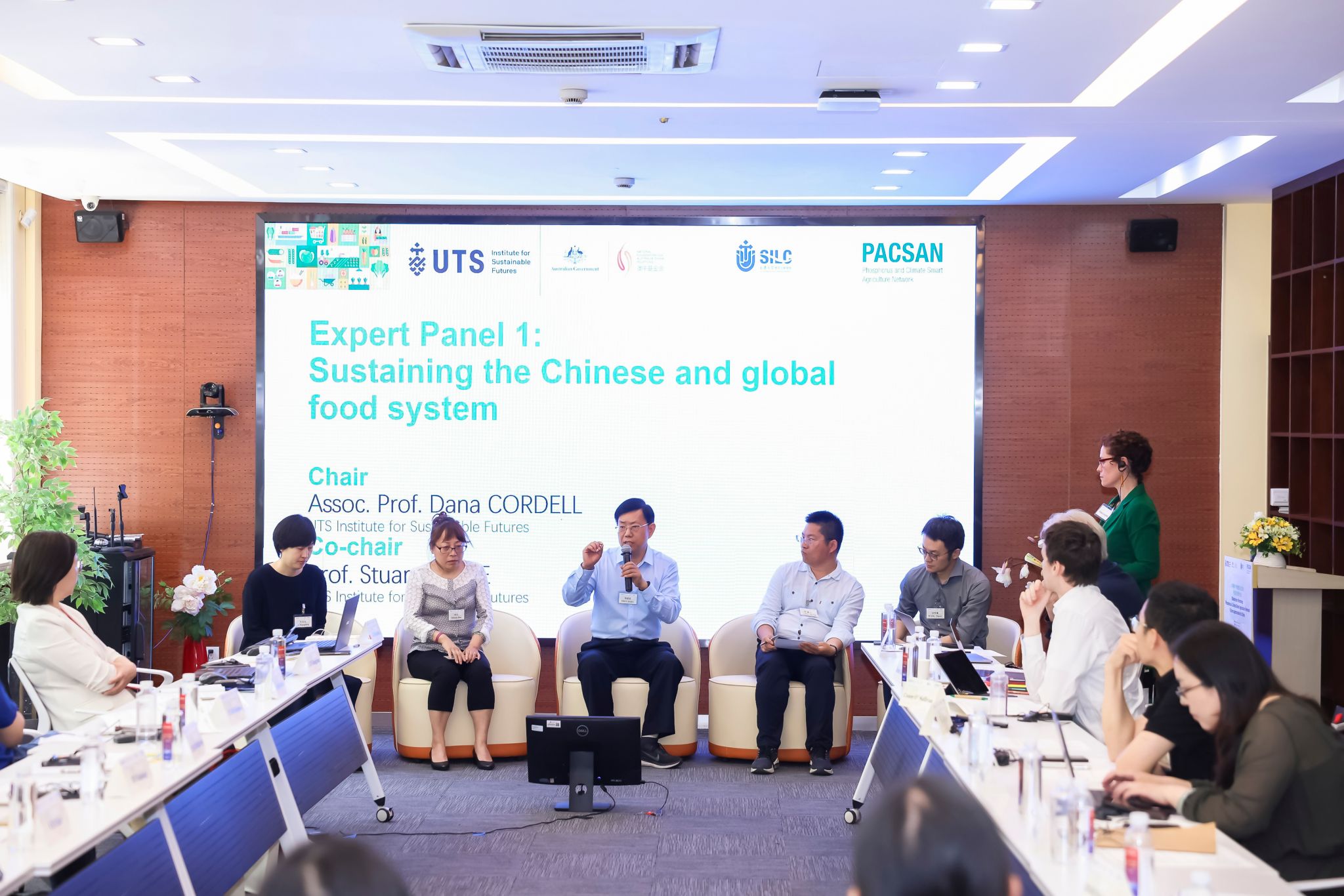 圆桌会议1合影.jpg 圆桌会议1合影.jpg